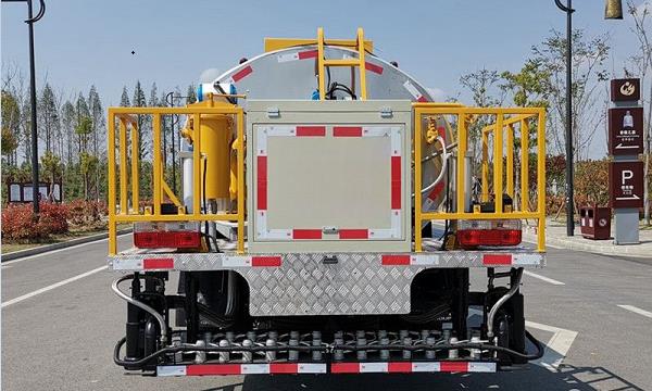 Intelligent Rubber Asphalt Distributor truck_2